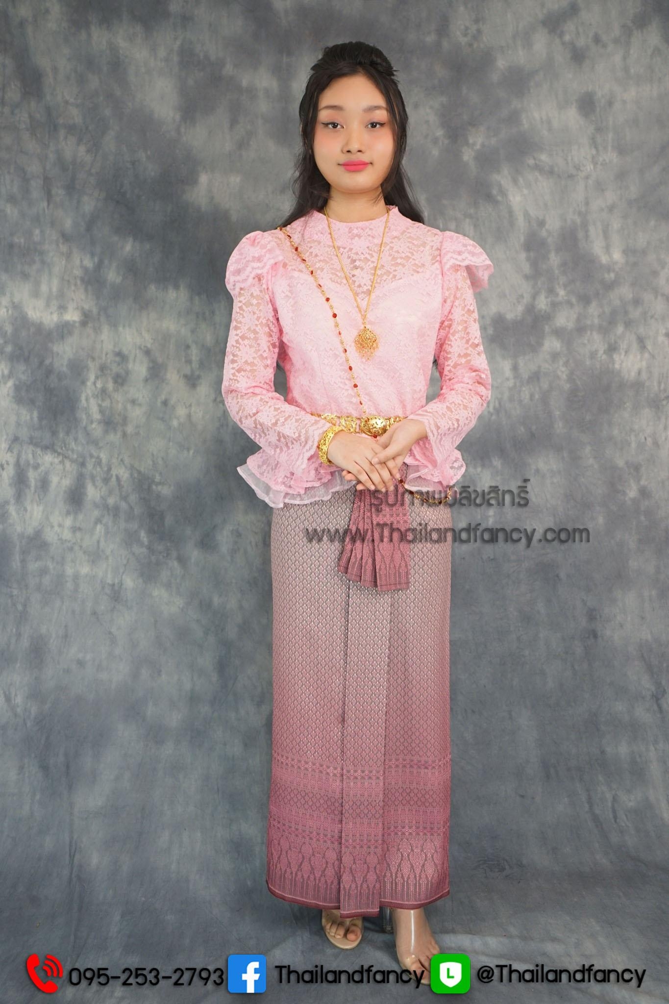 ชุดไทยอุ่นไอรัก ชุดไทยย้อนยุค ชุดไทยประยุกต์ ชุดไทยเพื่อนเจ้าสาว ชุดไทยเสื้อลูกไม้แขนพองระบายสีชมพูหวานเข้าคู่กับผ้าถุงลายไทยไล่เฉดสี