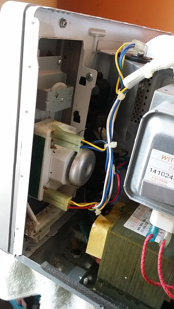 ซ่อมไมโครเวฟ ยี่ห้อ ELECTROLUX รุ่น EMM2001S อาการไฟเข้าแต่ไม่ร้อน