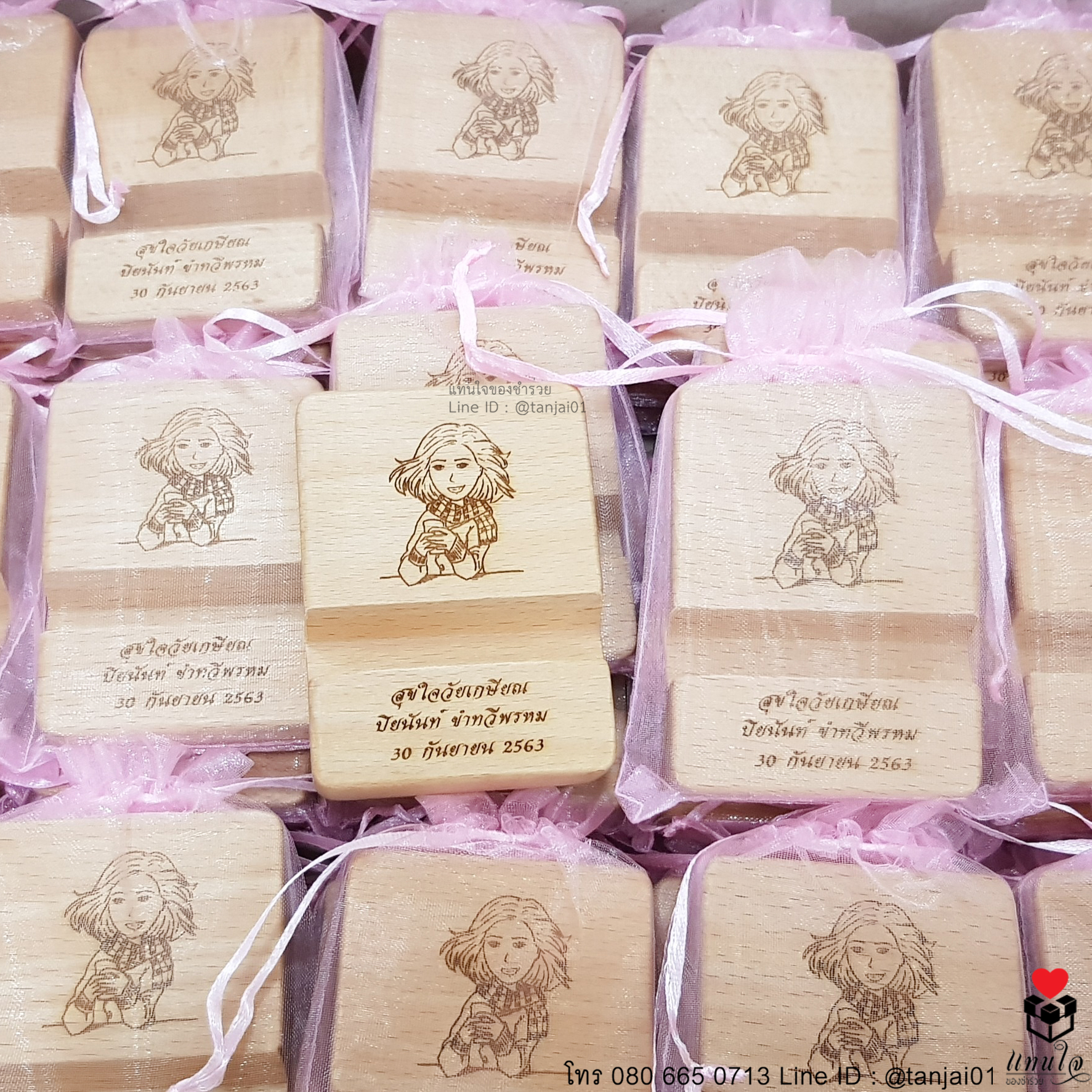 ของที่ระลึกงานเกษียณ ของแจกงานเกษียณอายุ ที่วางโทรศัพท์ไม้ เลเซอร์ 12