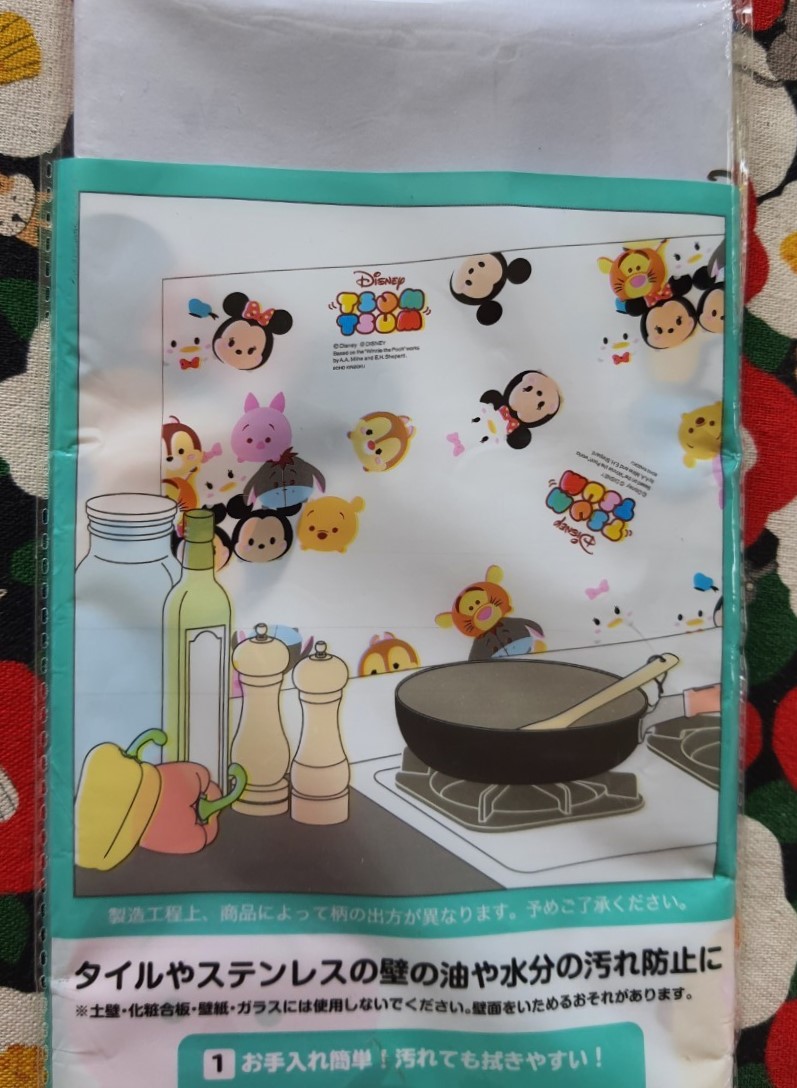 Disney tsum tsum สติ๊กเกอร์ติดผนัง กันน้ำมันกระเด็น เวลาทำอาหาร ทำครัว ทนความร้อน สามารถเช็ดทำความสะอาดได้ ลาย ดิสนีย์ ซูม ซูม ของแท้จากญี่ปุ่น Size : 45 x 90 cm