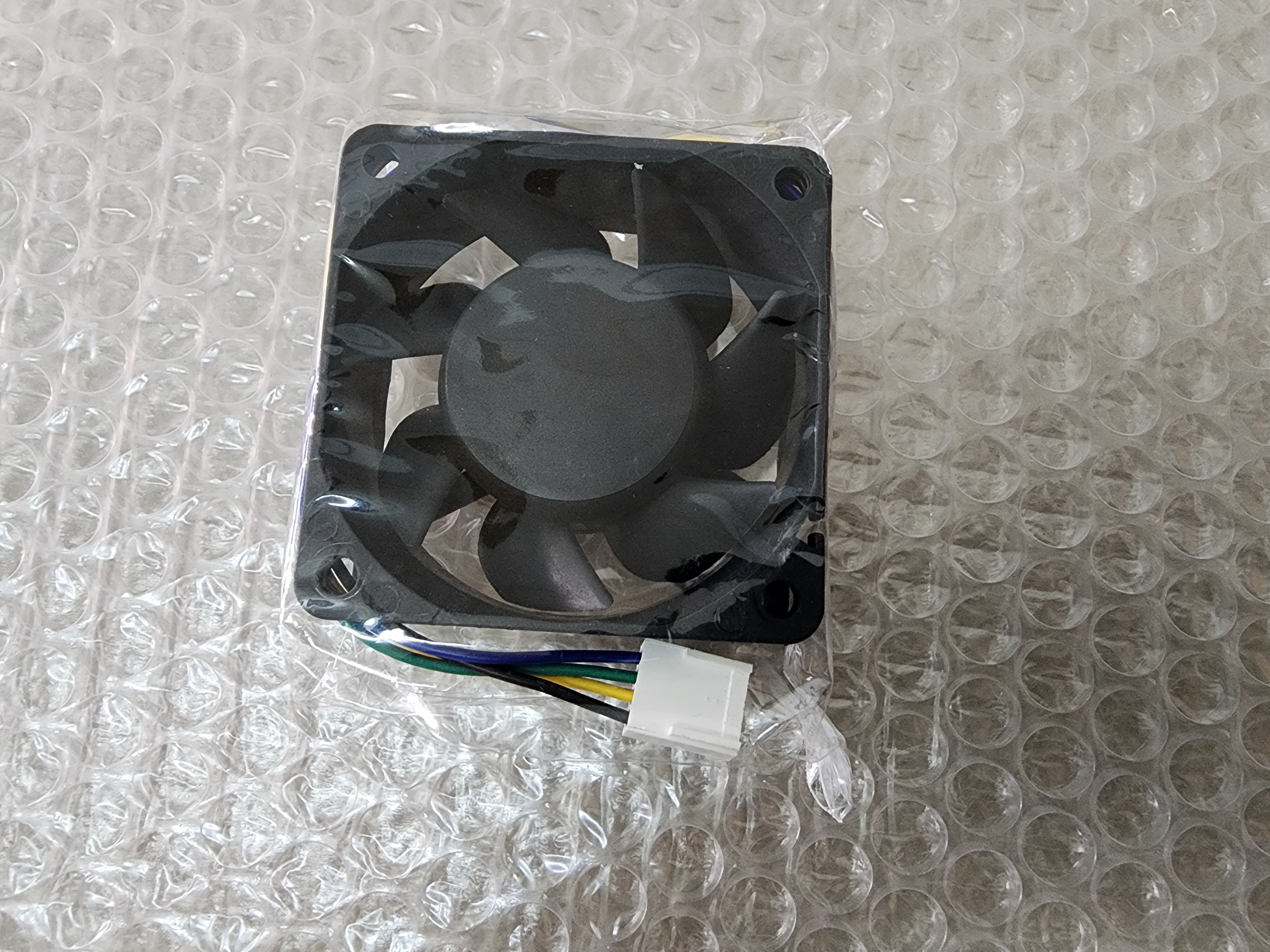 พัดลม 4 สาย 4 PIN พัดลม CPU มีสายไฟ 4 เส้น