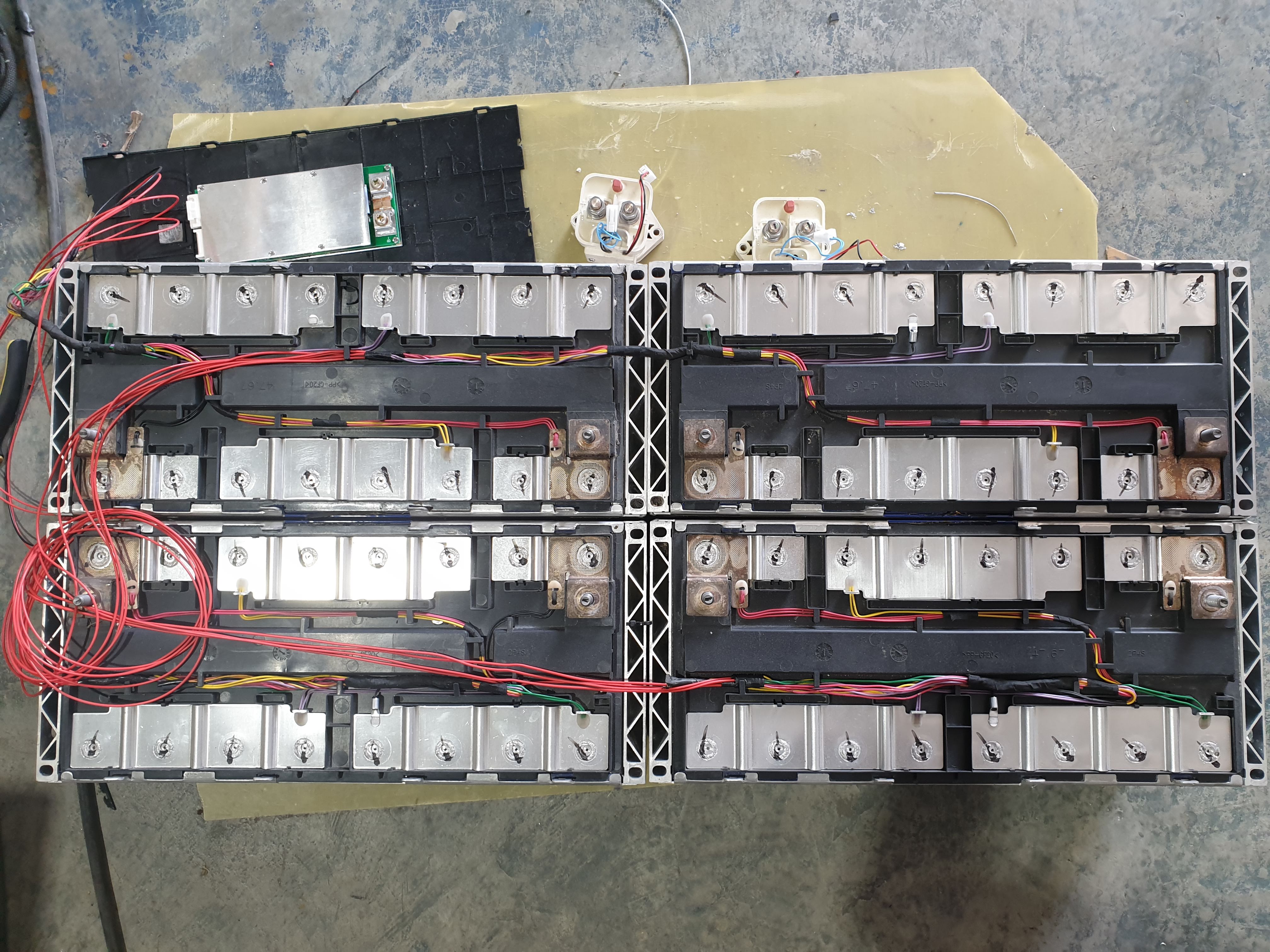 Lifepo4 แบตเตอรี่ระบบโซล่าเซลล์ โฟล์คลิฟไฟฟ้า 48v 240Ah ออกแบบคุมด้วย relay เปิดปิด ผ่าน smart bms รับกระแสต่อเนื่อง 250a ได้สบายๆ
