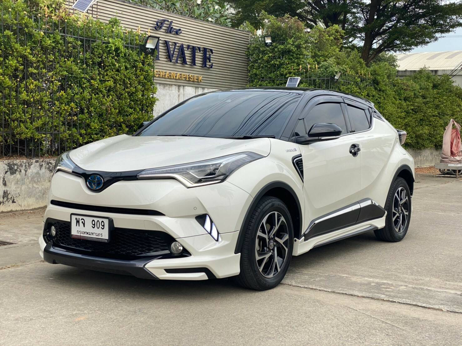 TOYOTA CHR HV HI สีขาว ปี 2020