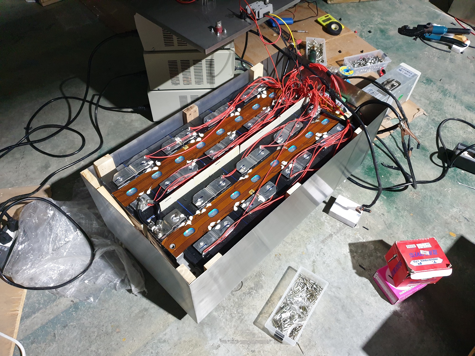 แบตเตอรี่สำหรับรถโฟล์คลิฟไฟฟ้าประกอบตามสั่ง 48v 240Ah ใช้แทนแห้งเดิมที่ 470Ah