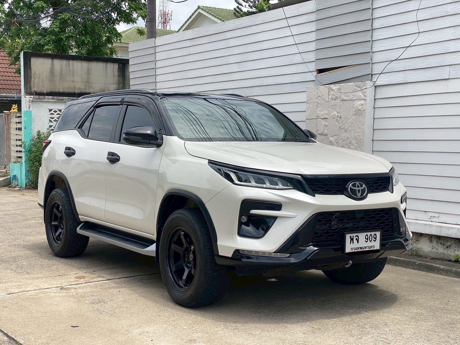 TOYOTA FORTUNER 2.4 G LEADER สีขาว ปี 2022