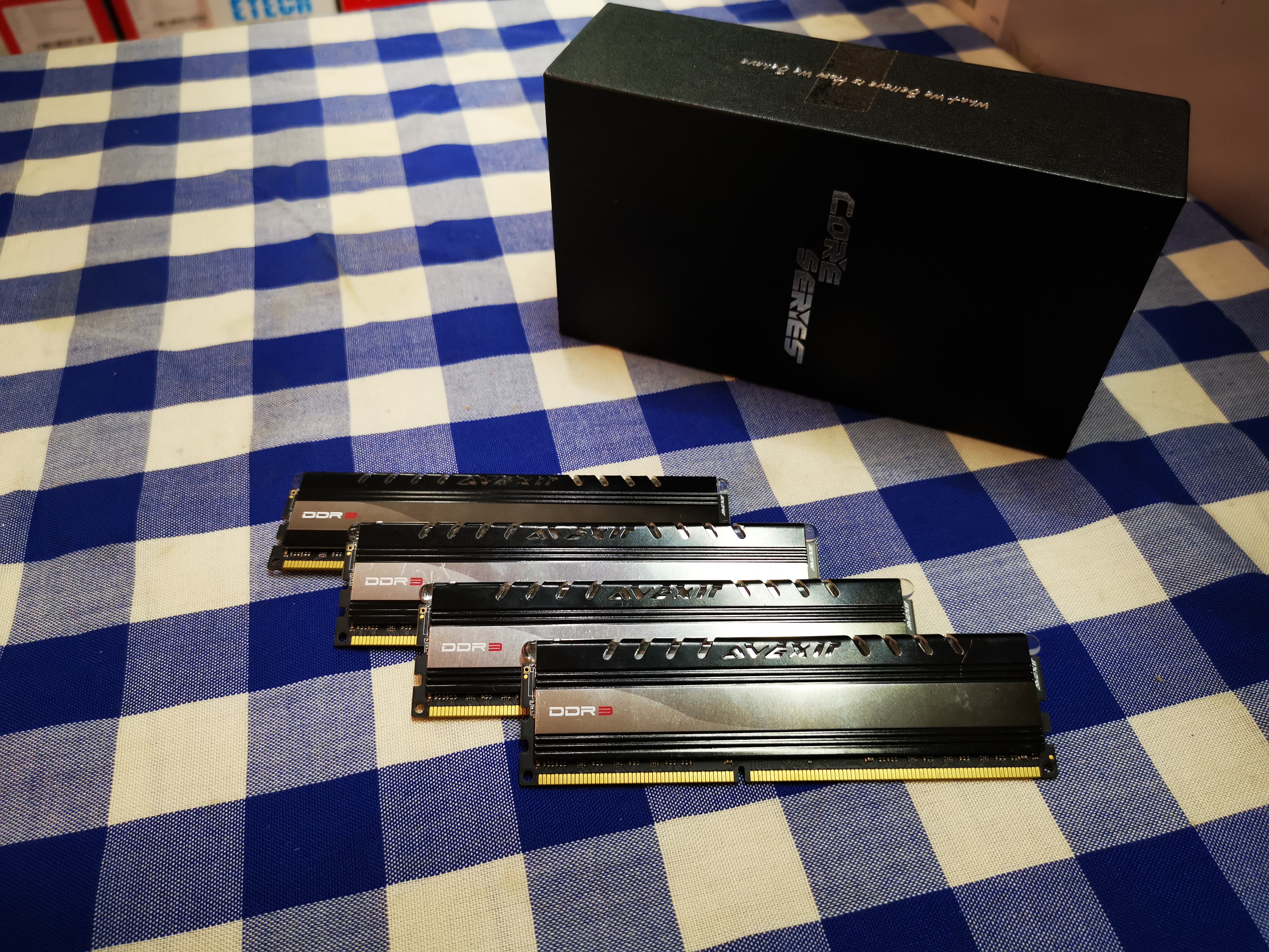 Ram AVEXIR DDR3 16G(4*4)/2400 (Red-Blue)
