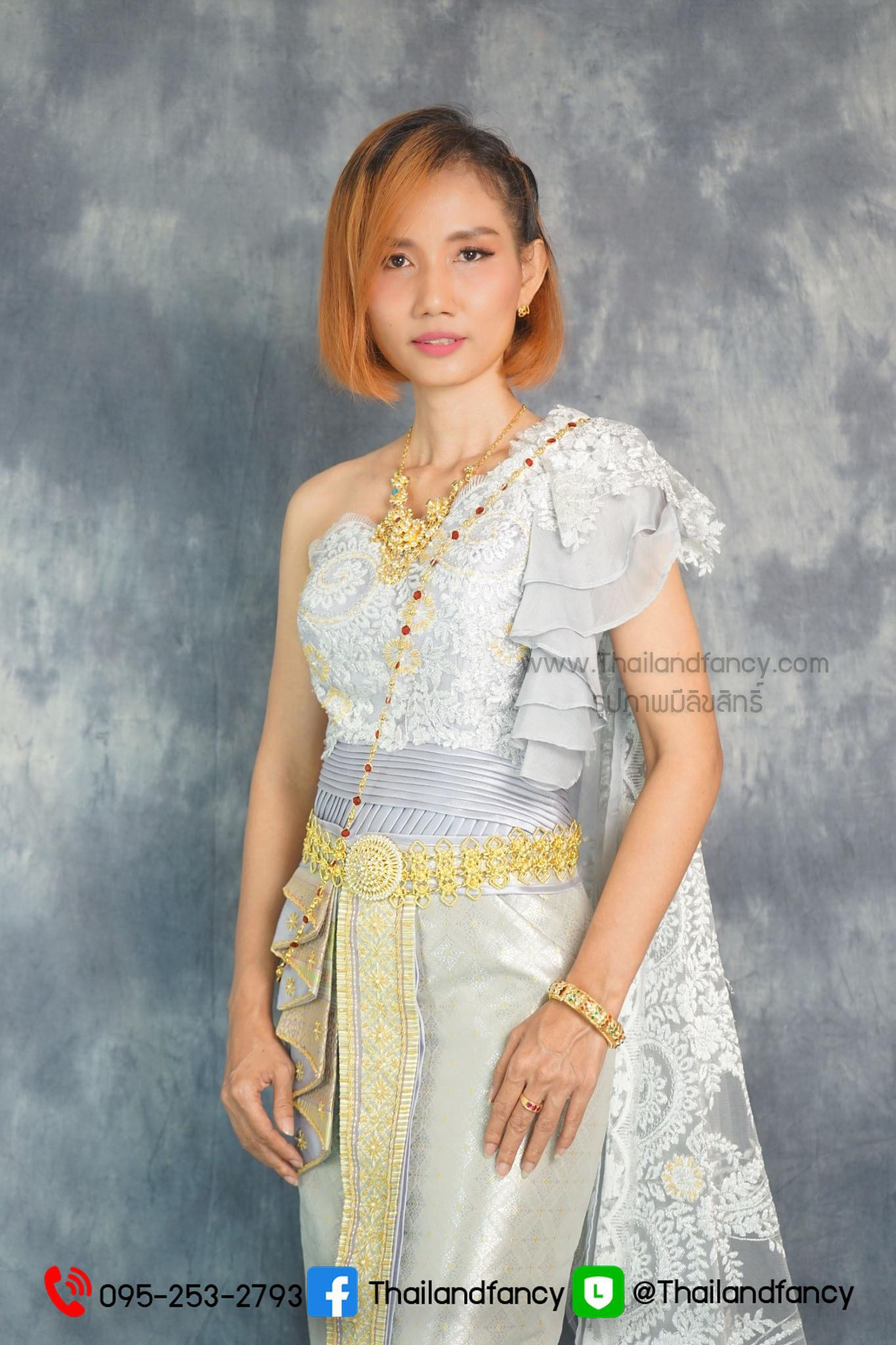 ชุดไทยย้อนยุค ชุดไทยสมัยอยุธยา ชุดไทยจักรี ชุดไทยพระราชนิยม ชุดไทยประยุกต์ ชุดไทยเจ้าสาว ชุดไทยสีเงินห่มสไบเงินตกแต่งลูกไม้และลายสีทองดิ้นสีเงิน