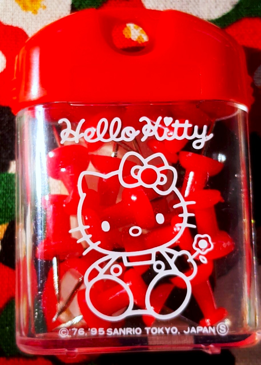 Hello kitty หมุด เข็มหมุดติดบอร์ด หมุดพลาสติก คิตตี้ พร้อมกล่องเก็บ ของแท้จากญี่ปุ่น Colleen x Sanrio