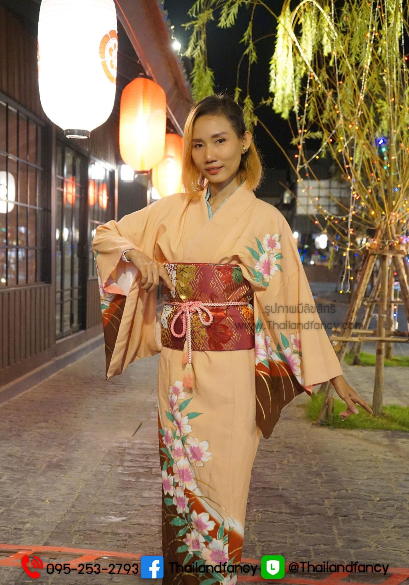 ชุดแฟนซีผู้หญิงสำหรับเช่า Kimono Costume เช่าชุดกิโมโนผู้หญิง เช่าชุดกิโมโนกรุงเทพ เช่าชุดญี่ปุ่นหญิง ชุดญี่ปุ่นโบราณ ชุดเช่ากิโมโนผู้หญิงสีโอรสลายดอกไม้แถบแดงโอบิสำเร็จรูป