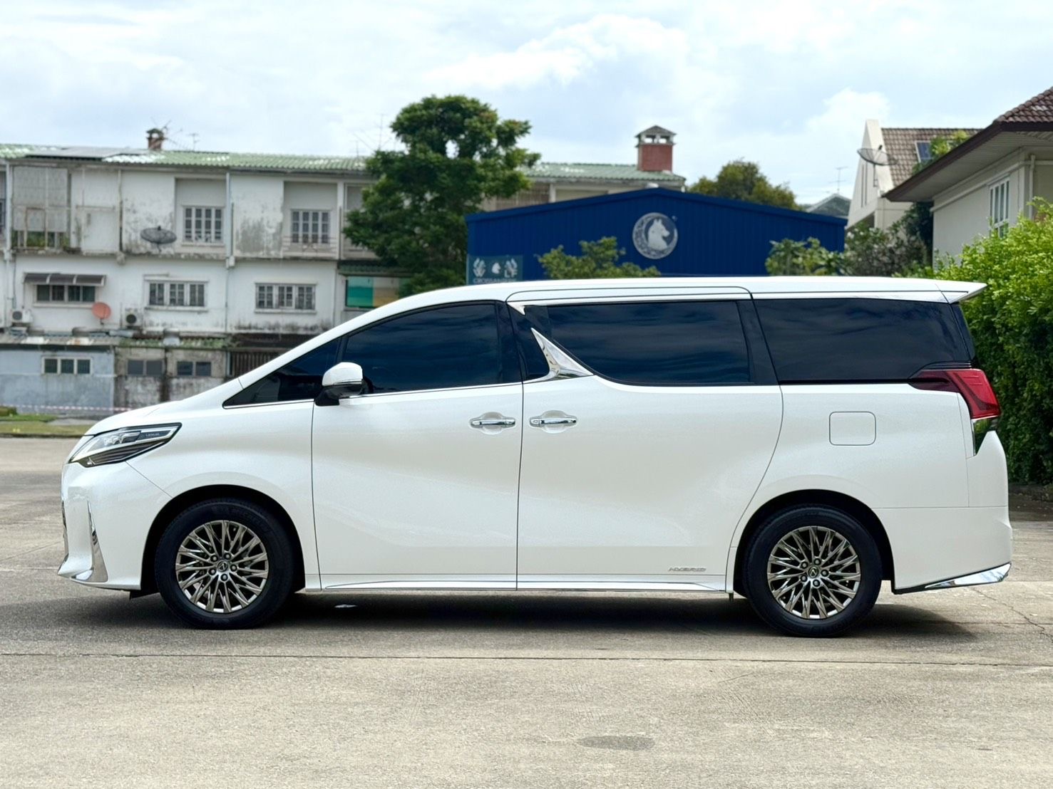 Lexus LM300h (7 Seat) ปี 2021