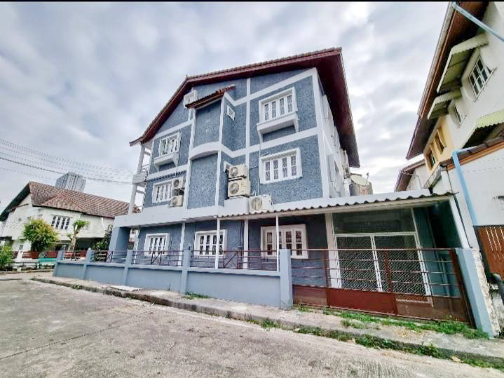 ให้เช่าบ้านแฝดห้องมุม 3 ชั้น (ไม่มีเฟอร์) เส้นเลียบคลองประปา ใกล้ MRT เมืองทองธานี