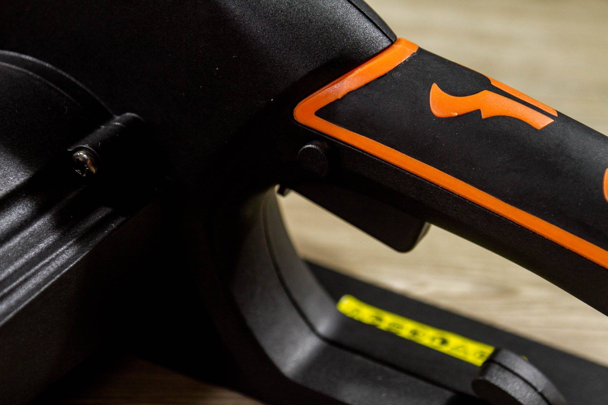 เลื่อยโซ่ไฟฟ้า เลื่อยไฟฟ้า ยี่ห้อ Berala 700W รุ่น BL-8115