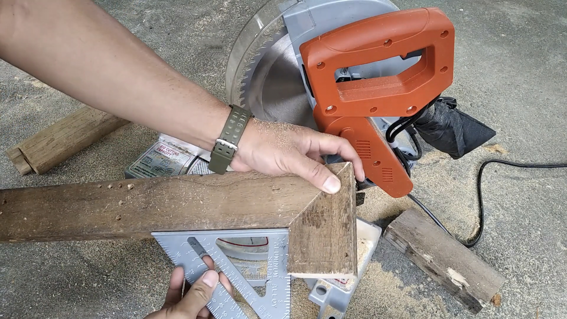 แท่นตัดองศา BERALA รุ่น BL-9255 ขนาด 10 นิ้ว