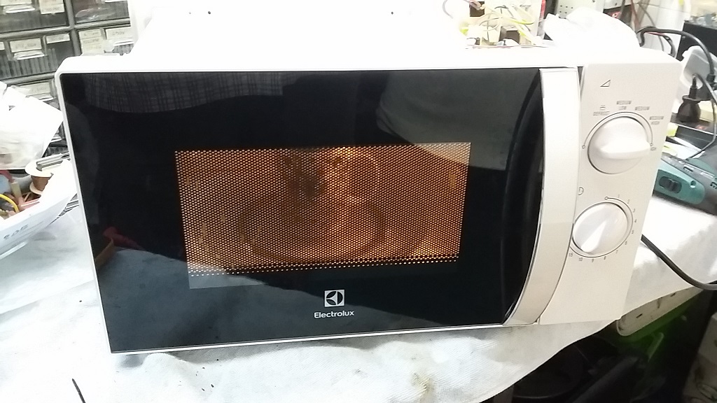 ซ่อมไมโครเวฟ ยี่ห้อ Electrolux รุ่น EMM2023MW อาการไม่ร้อน