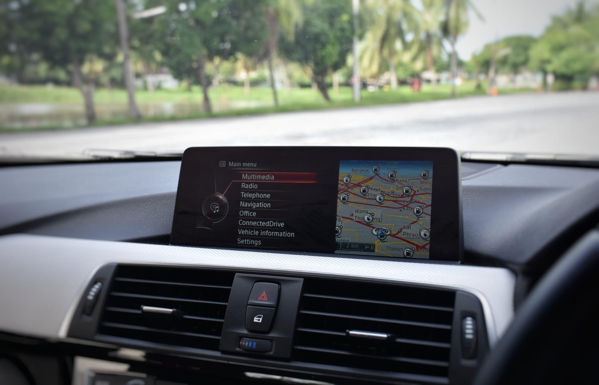 BMW 330e plug-in M Performance ปี 2017