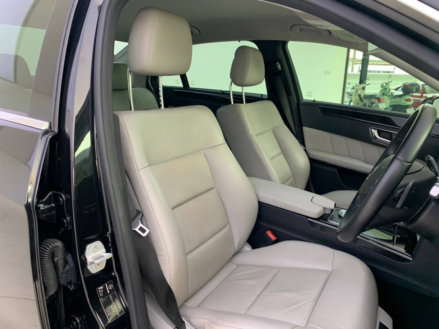 Mercedes Benz E300 3.0 Avantgarde Sport Sedan A/T W212 ปี 2010