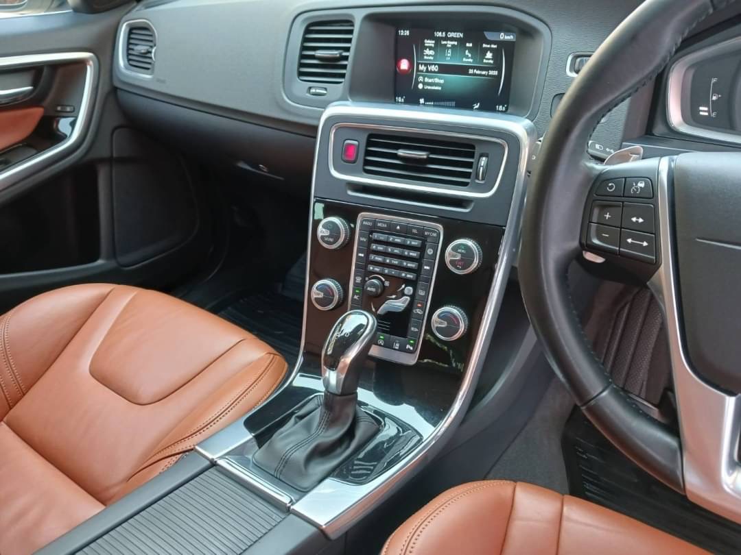 VOLVO V60 T5 ปี 2015 สีขาว