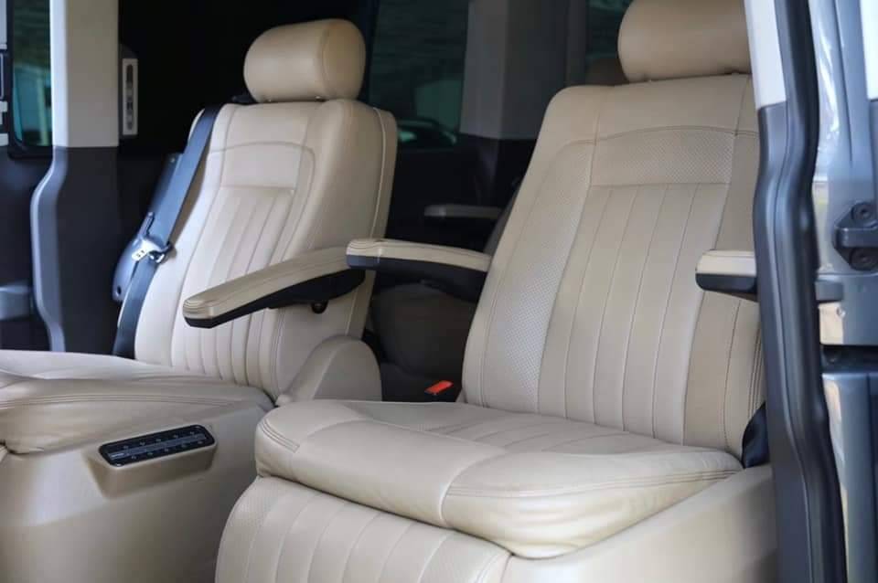 Volkswagen Caravelle สีเทาเข้ม ปี 2013