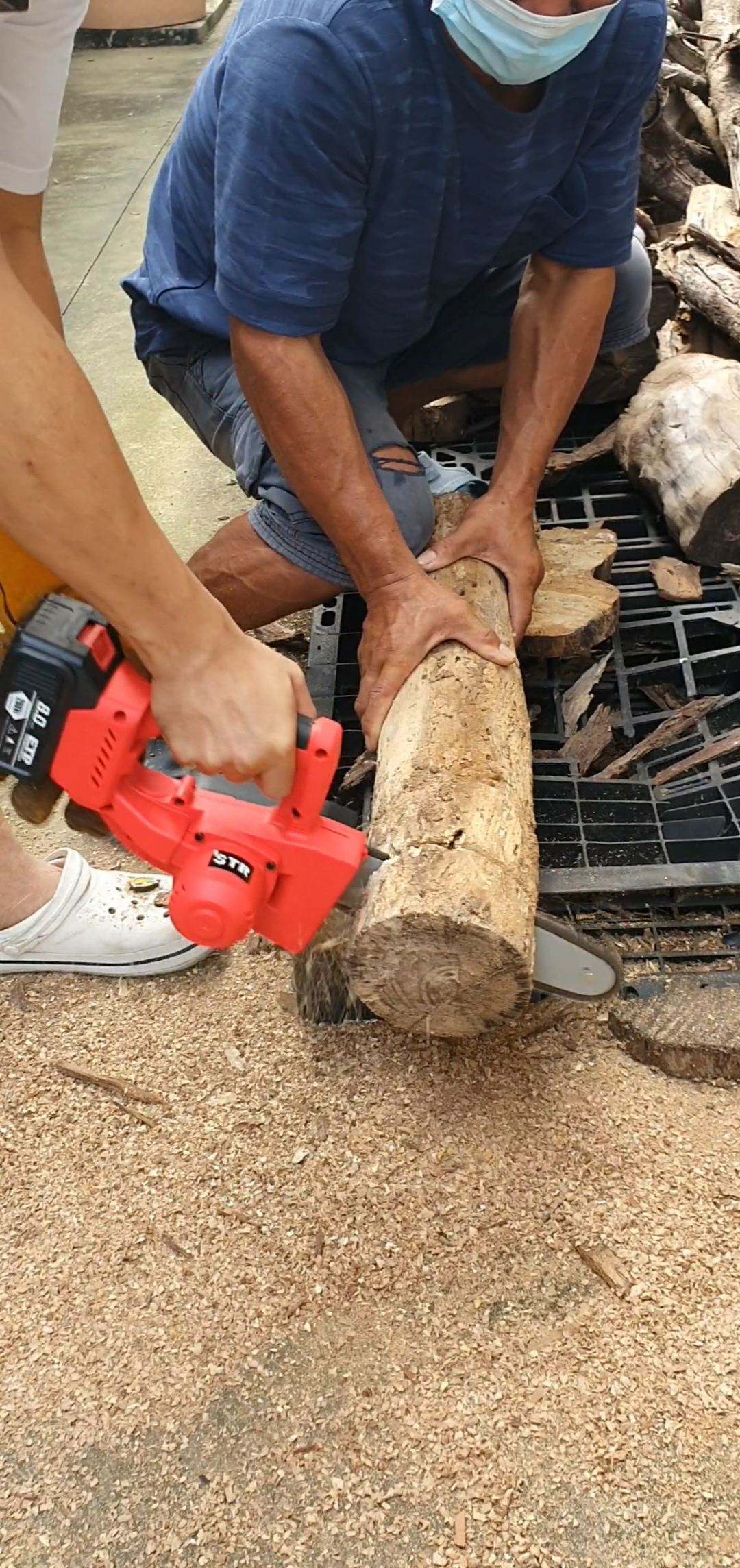 เลื่อยโซ่แบต STR รุ่น 298V บาร์ 11.5 นิ้ว แบต 2ก้อน โซ่ 2เส้น