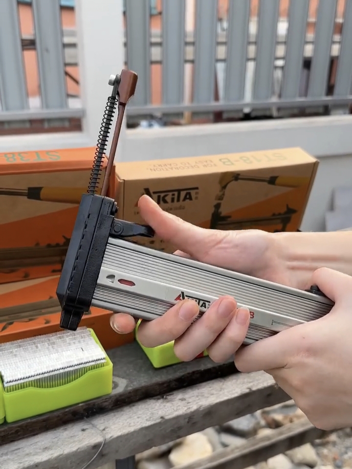 เครื่องตอกตะปูกึ่งอัตโนมัติ ยี่ห้อ AKITA รุ่น ST-18B รุ่นท๊อป และ ST-38B รุ่นท๊อป ให้เลือก 2 รุ่น