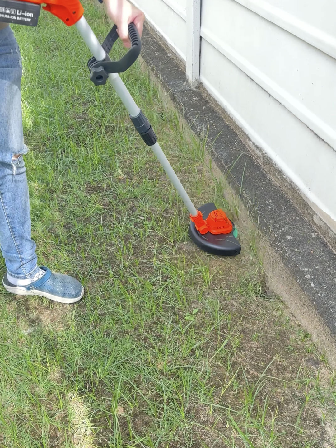 เครื่องตัดหญ้าไร้สาย ONSEN 42V พร้อมชุดล้อ และ อุปกรณ์ในกล่อง