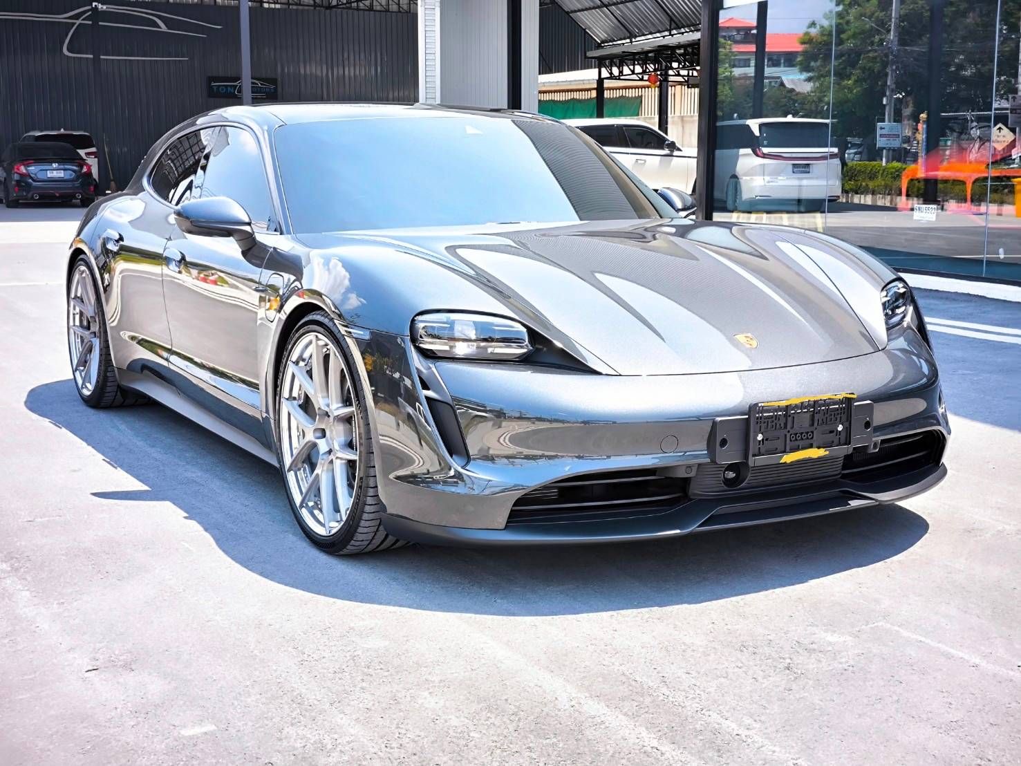 Porsche Taycan Sport Turismo สีเทา ปี 2024