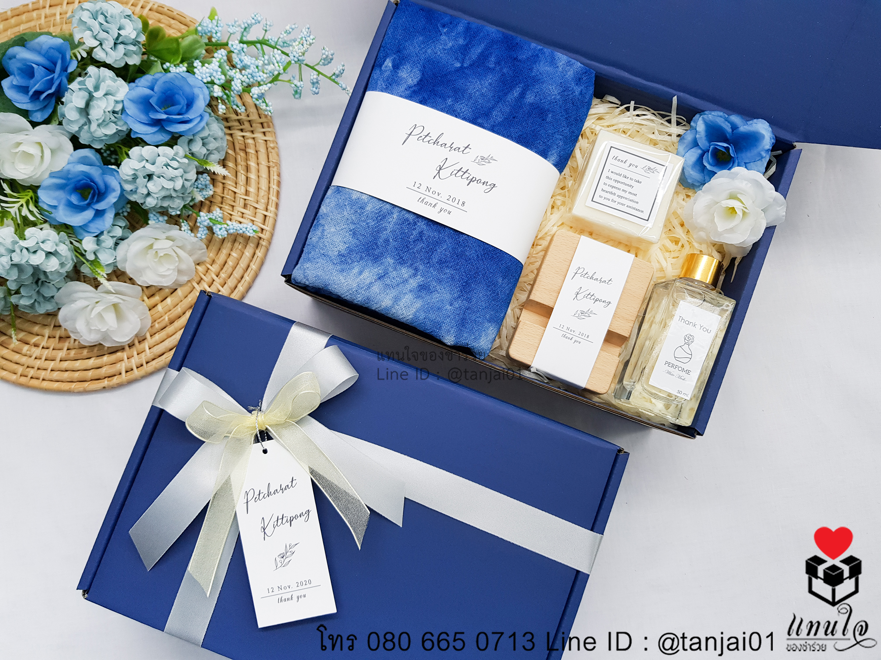 เซ็ตของรับไหว้ 4 ชิ้น ในกล่องสีน้ำเงินเข้ม ผ้าพันคอย้อมคราม สบู่ ที่วางโทรศัพท์ ที่ตั้งโทรศัพท์ไม้ น้ำหอม ธีมสีน้ำเงินเข้ม ธีมทะเล (1) copy