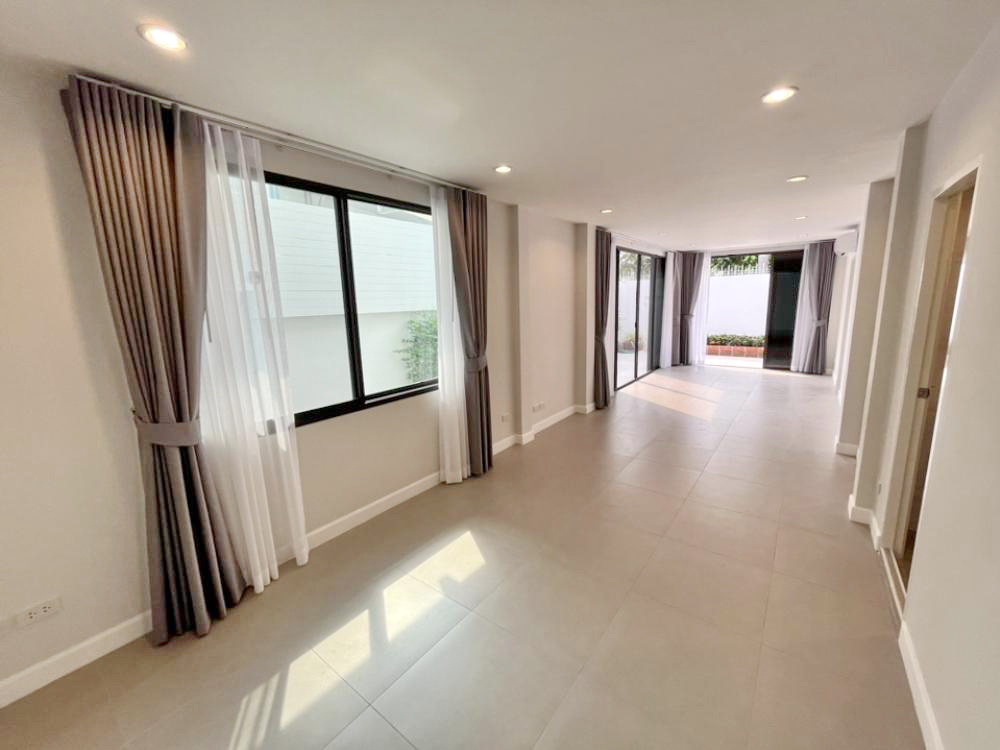 ให้เช่าบ้านปรับปรุงใหม่ สไตล์โมเดิร์น 4 ห้องนอน 4 ห้องน้ำ ทําเลดี ในย่านอารีย์