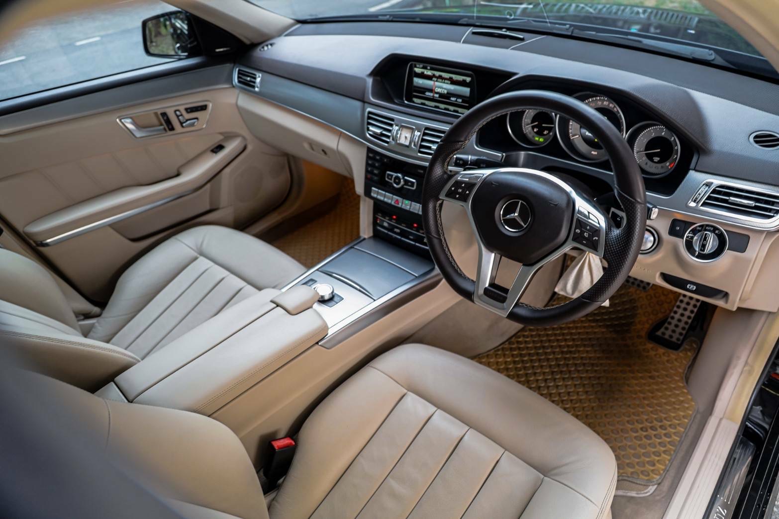 Mercedes Benz E200 CGI Saloon AMG ปี2015