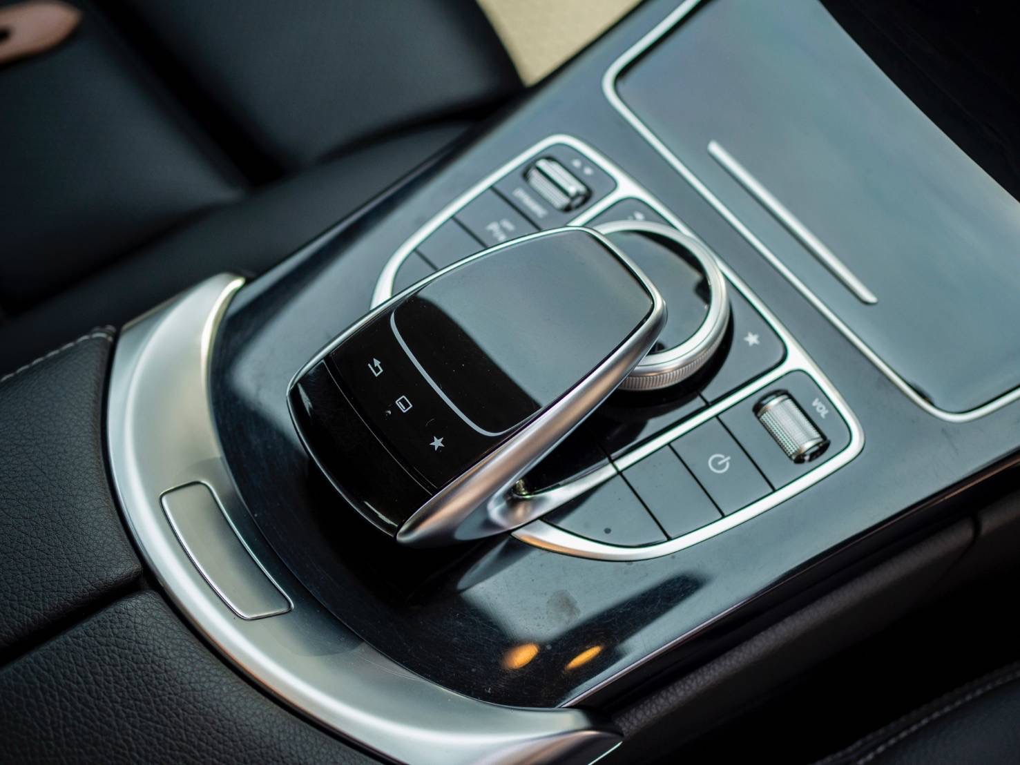 Mercedes-Benz C200 Avantgarde ปี 2016 W205 สีขาว ภายในดำ