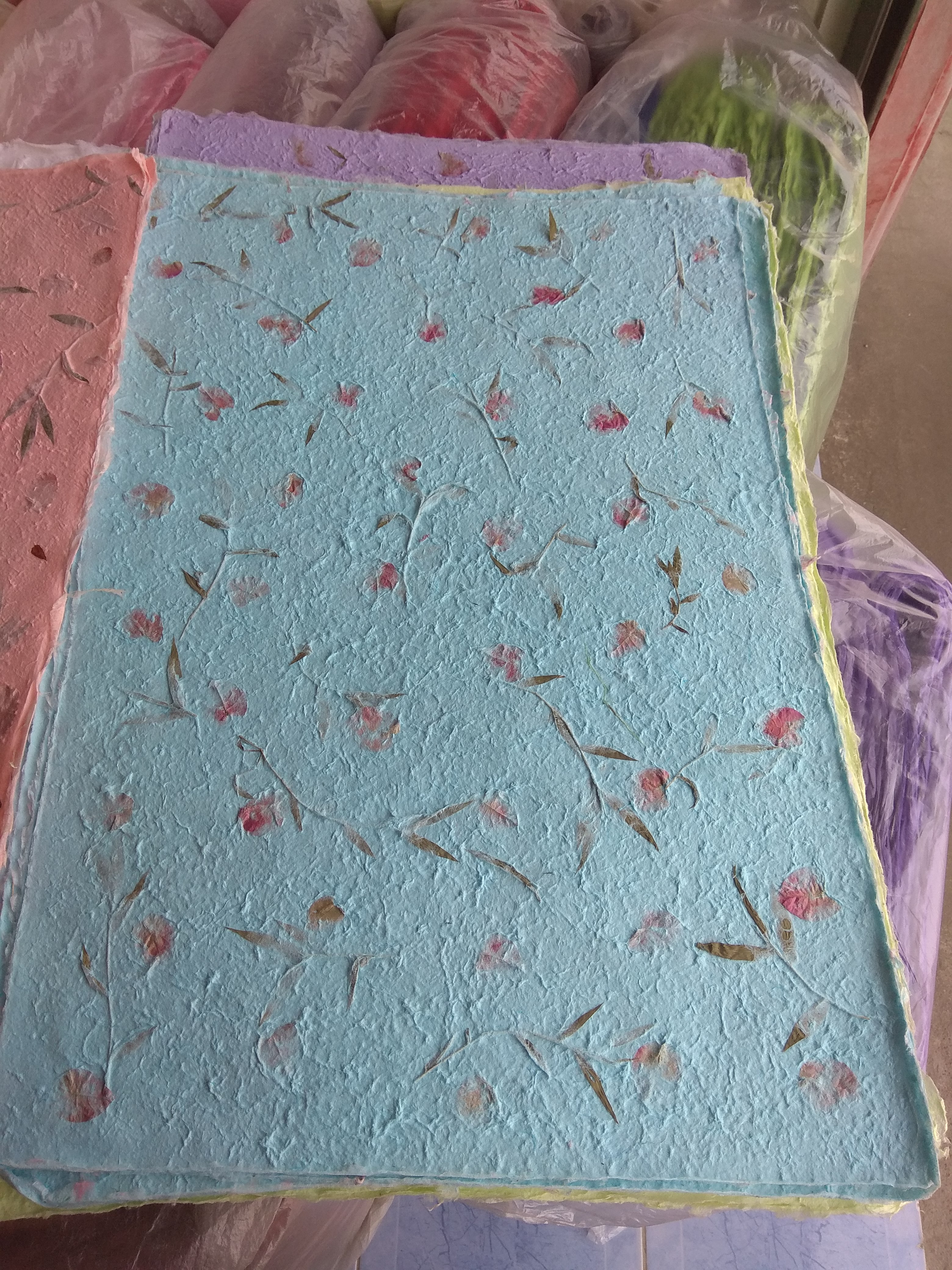 กระดาษสา หนา แบบขรุขระ มีดอกไม้ในตัว ไม่ขายปลีก เลือกสีทักไลน์