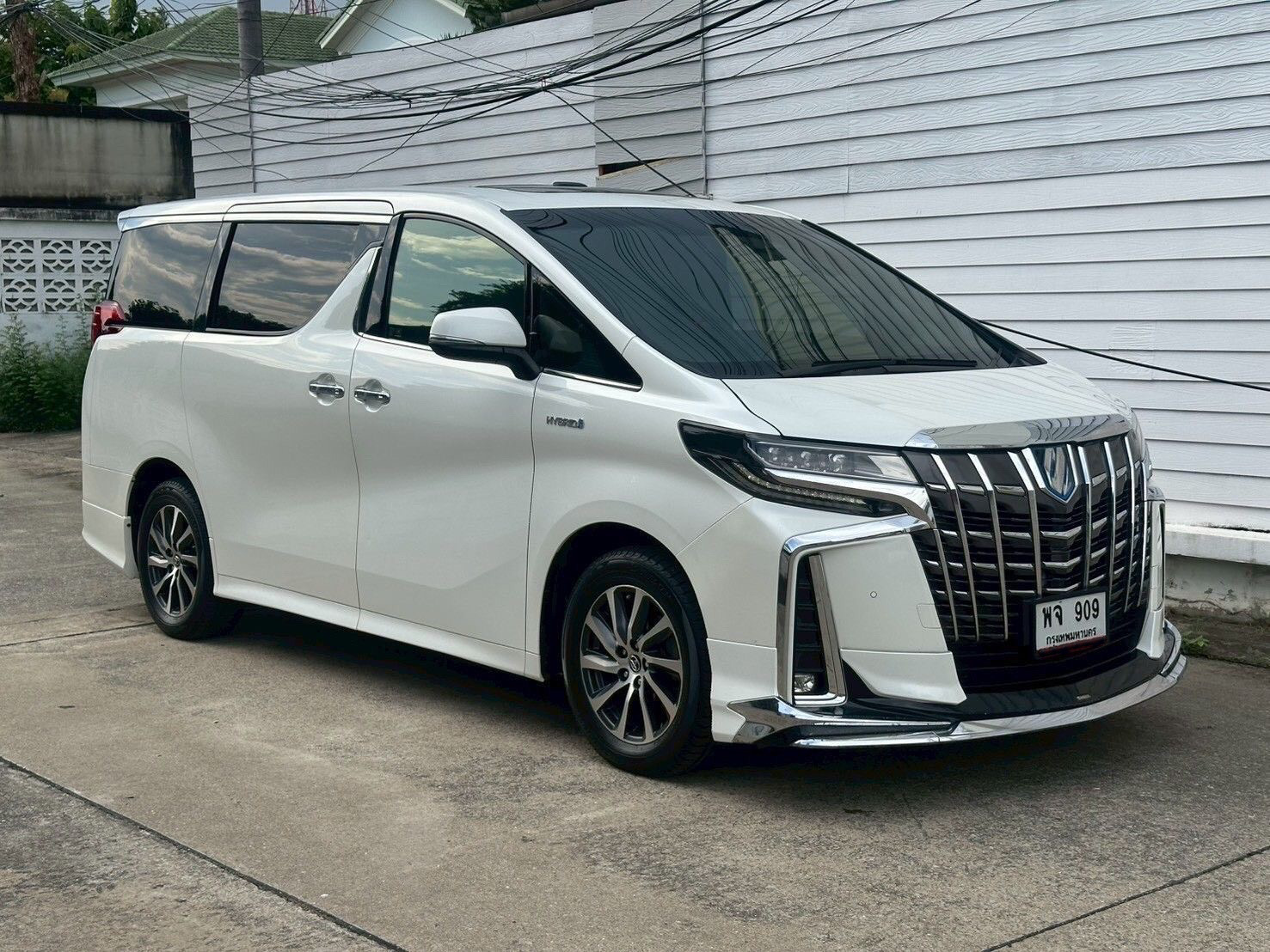 TOYOTA ALPHARD 2.5 HYBRID TOP สีขาว ปี 2017