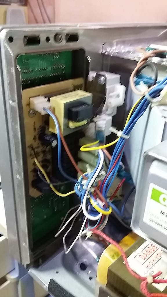 ซ่อมไมโครเวฟ ยี่ห้อ SAMSUNG รุ่น MS23F301EAW อาการไม่ร้อน