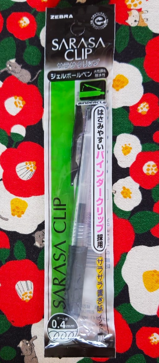 สีดำ SARASA CLIP ปากกาปากกาหมึกเจล แบบกด หัวปากกาทำจาก Stainless อย่างดี น้ำหมึกคมชัด สีสันสดใส ไหลสม่ำเสมอ ไม่ขาดตอน มี Rubber Grip อย่างดี จับนุ่มมือ เพิ่มความกระชับขณะเขียน คลิปหนีบ พกพาสะดวก 0.5 mm MADE IN JAPAN