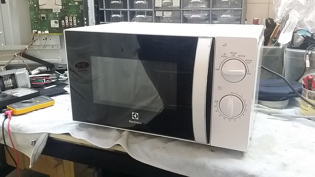 ซ่อมไมโครเวฟ ยี่ห้อ Electrolux รุ่น EMM2023MW อาการไม่ร้อน