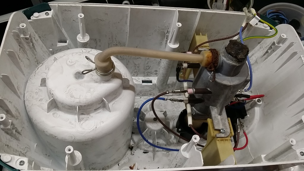 ซ่อมเตารีดไอน้ำ ยี่ห้อ Electrolux รุ่น EGS2103 อาการไอน้ำไม่ออก