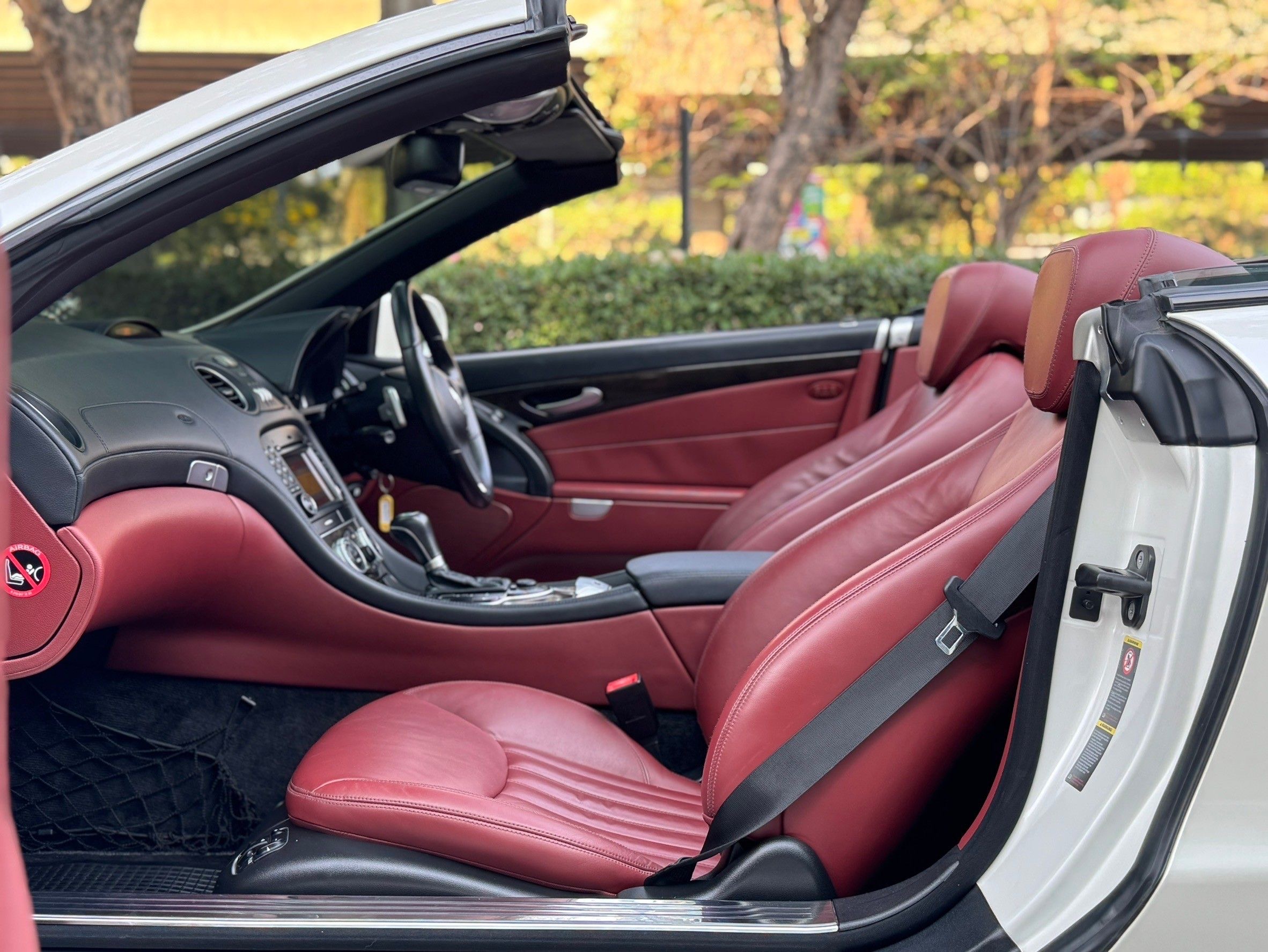 Mercedes-Benz SL300 3.0 R230 Convertible สีขาว ปี2011