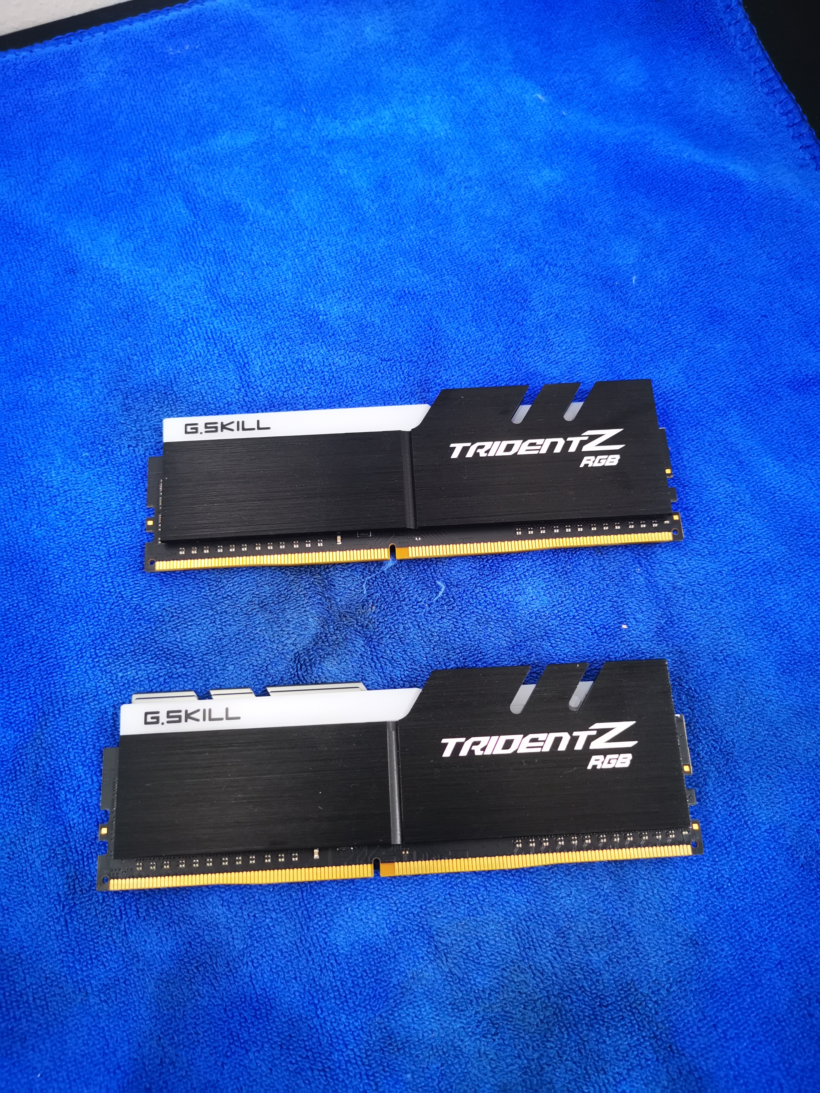 RAM G.SKILL TRIDENT Z RGB 16GB(8*2)/2400