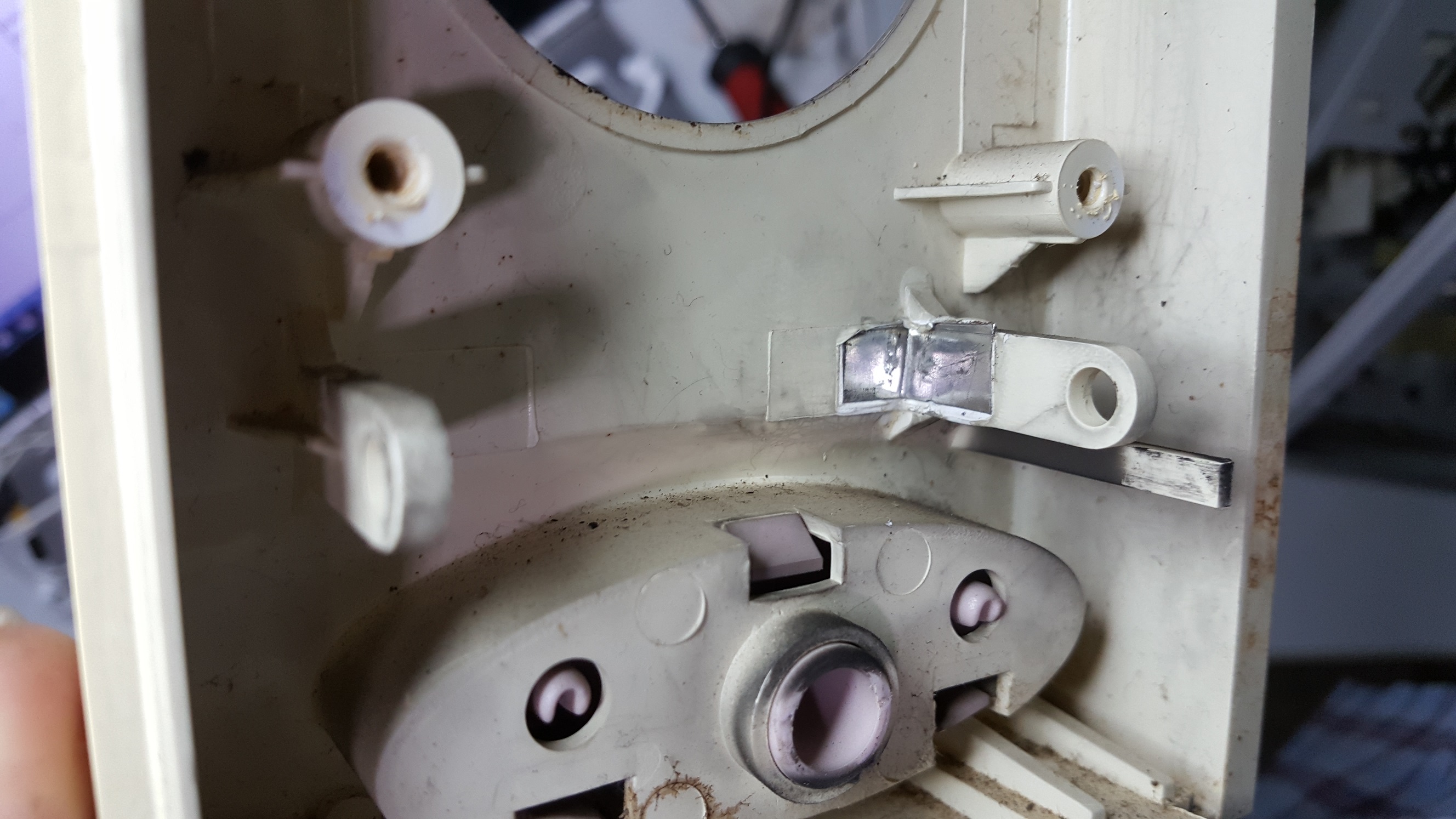 ซ่อมไมโครเวฟ ยี่ห้อ TURBORA รุ่น TRX-1980 ขาดันประตูไมโครเวฟหัก