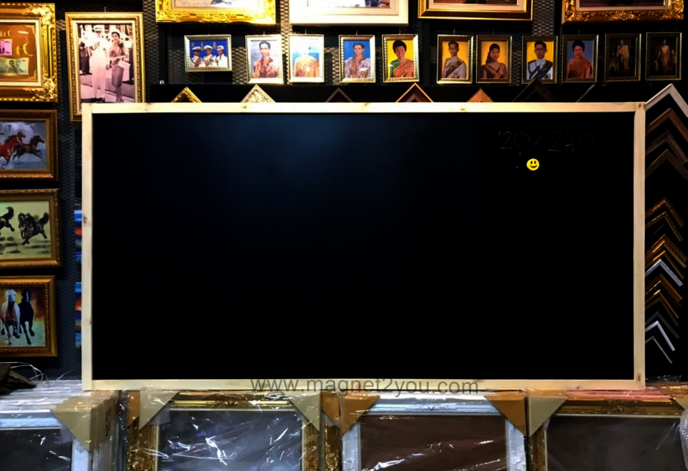 กระดานดำ 120x240 ติดผนัง (โครง4 MM) กรอบไม้สนเลือกสีได้
