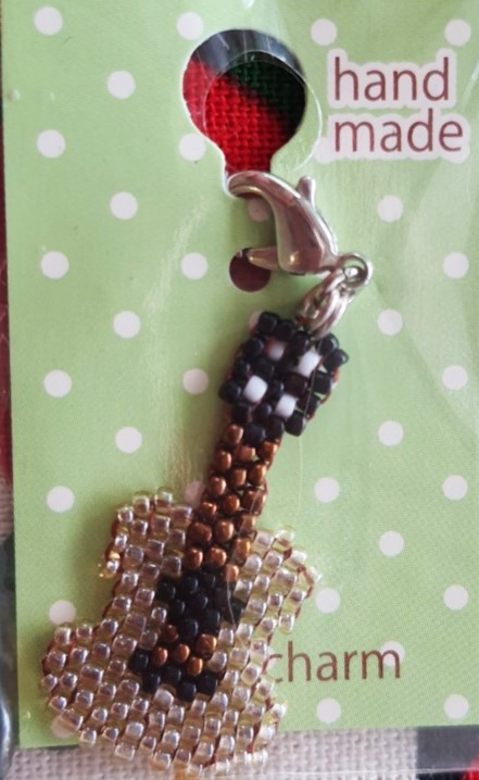 HAND MADE beads charm พวงกุญแจ กีตาร์ ลูกปัดน่ารักๆ จากญี่ปุ่น ใช้ตกแต่ง พวงกุญแจ / สร้อยข้อมือ สิ่งของต่างๆ Size : โดยประมาณ 2 - 3 cm