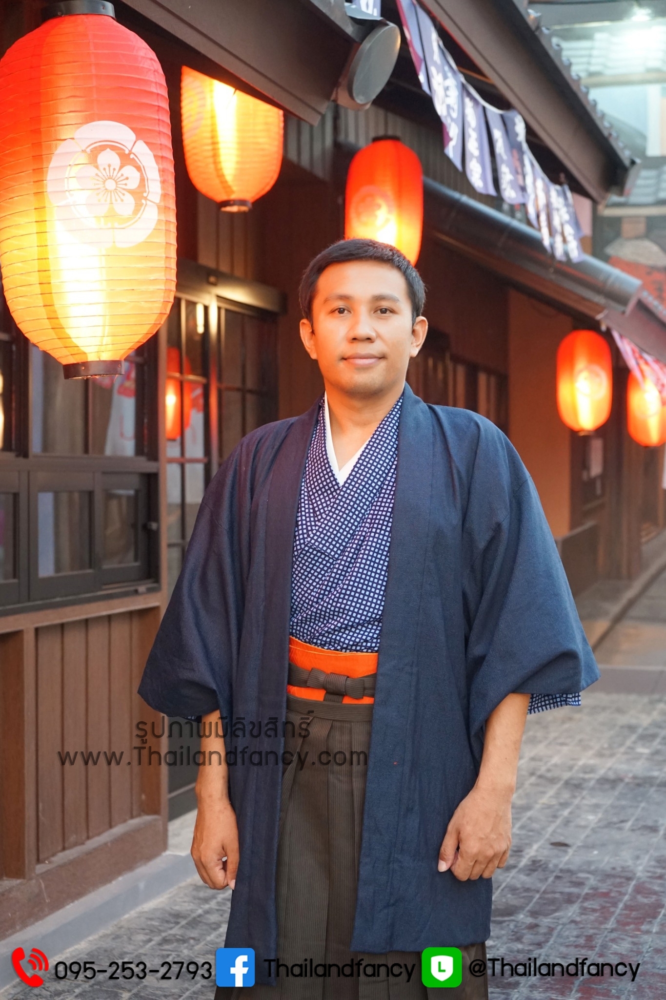 ชุดเช่าแฟนซีผู้ชาย (ชุดเช่า) ชุดเช่ากิโมโนญี่ปุ่นผู้ชาย Kimono Costume เช่าชุดกิโมโนกรุงเทพ เช่าชุดญี่ปุ่นโบราณ ชุดกิโมโนญี่ปุ่นชายสีน้ำเงิน สวมฮาโอริสีกรม และฮากะมะสีน้ำตาล