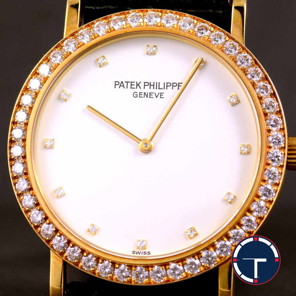 Patek Philippe Calatrava Ref.5006 หน้าปัดสีขาว หลักชั่วโมงเพรชเล็กแท้ ขอบเพชรแท้ ตัวเรือนทองคำ18K สายหนังแท้ หัวเข็มขัดแท้ ไขลาน ขนาด 33.5 mm