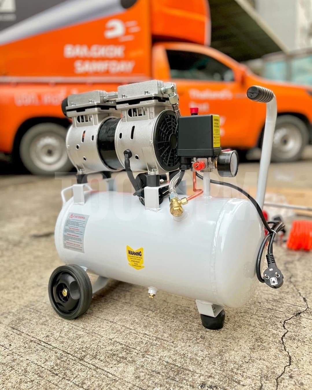 ปั๊มลม ออยฟรี 30 ลิตร ยี่ห้อ Onsen แถมฟรี ชุดอุปกรณ์ลมสำหรับปั๊มลม 5 รายการ