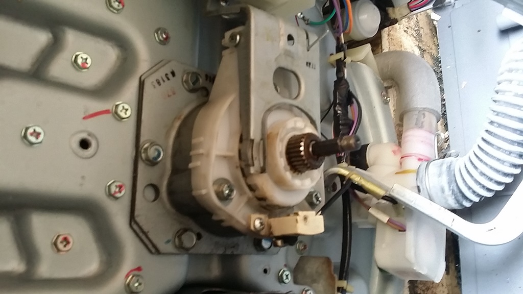 ซ่อมเครื่องซักผ้า ยี่ห้อ HITACHI รุ่น SF-160KJ อาการมีเสียงดังตอนปั่นแห้ง และขึ้น Error F9