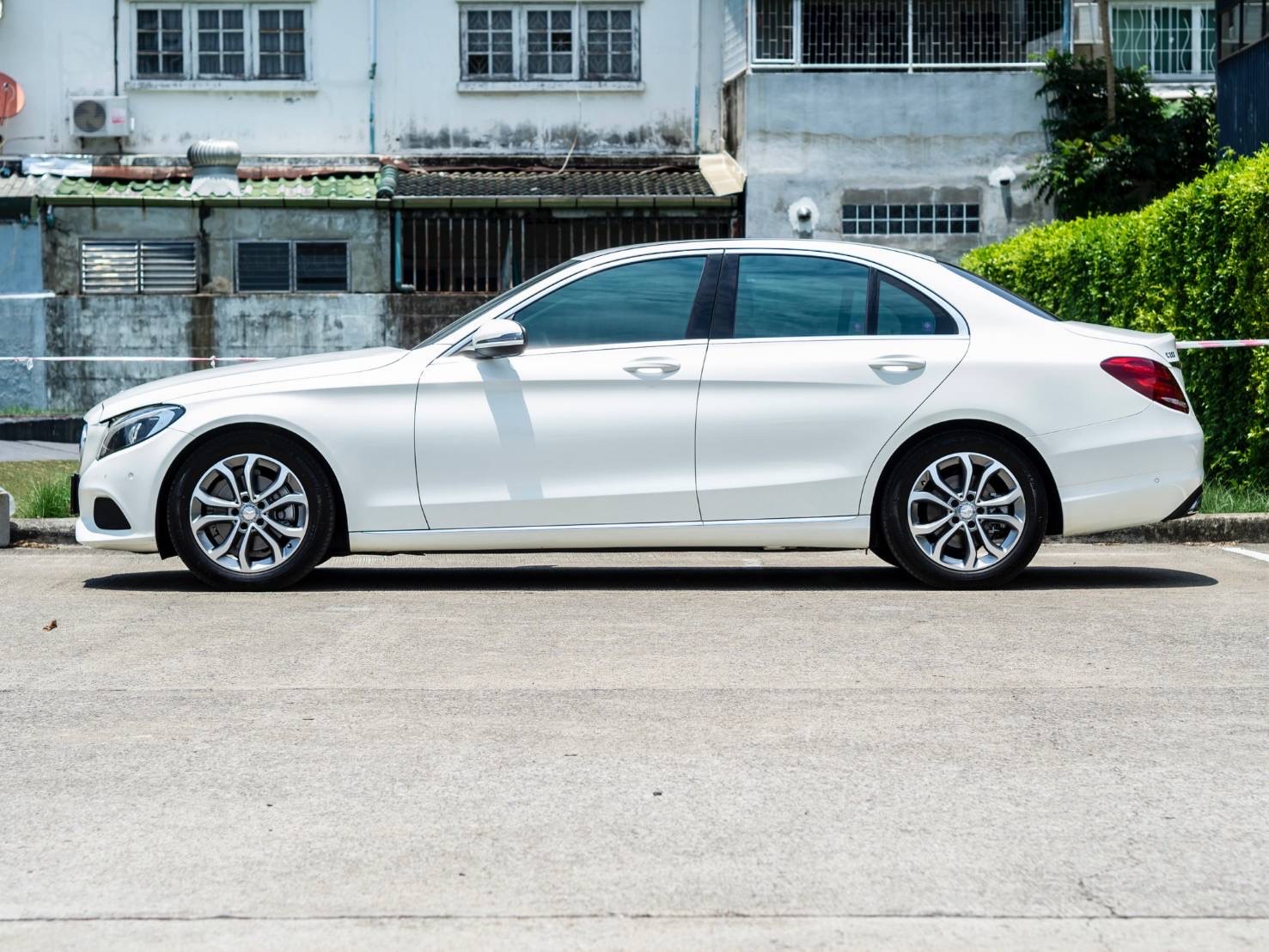 Mercedes-Benz C200 Avantgarde ปี 2016 W205 สีขาว ภายในดำ