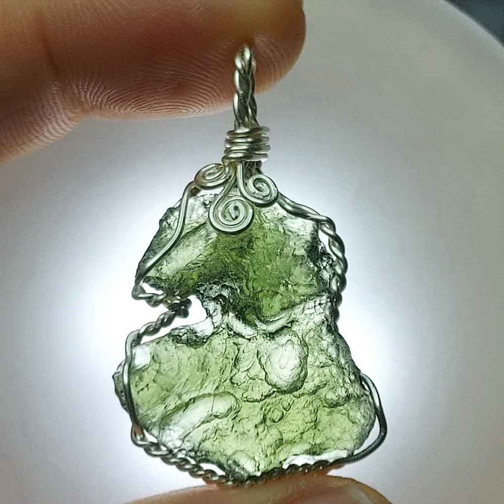 จี้โมลดาไวท์ (Moldavite) 4.1กรัม ขนาดจี้ 4.2x2.5ซม.หนา0.8ซม. รับประกันของแท้ 100%