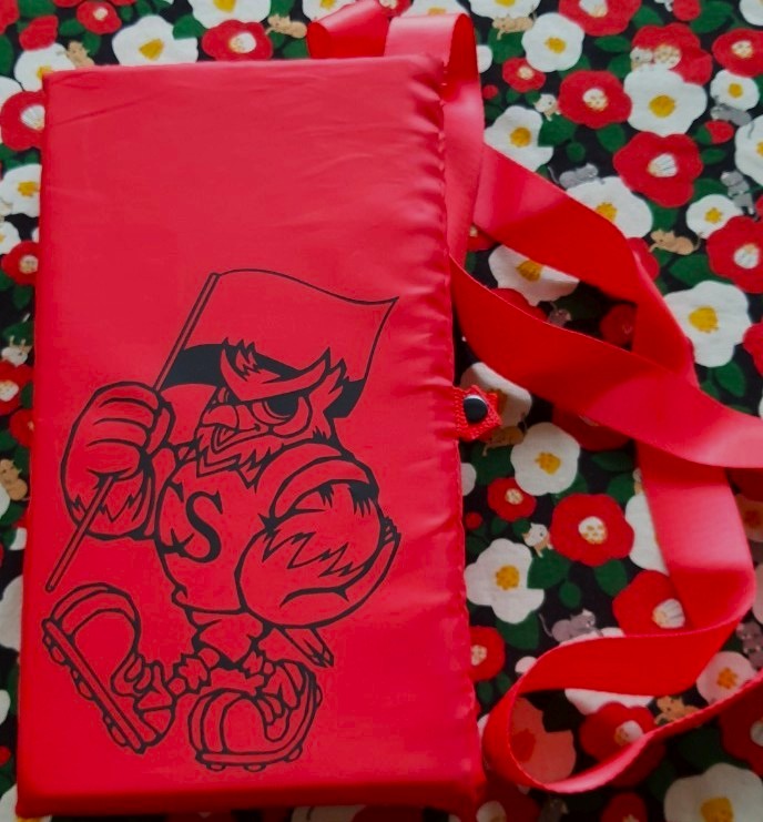 HOKKAIDO Consadole SAPPORO Folding Travel Mat แผ่นรองนั่ง / เสื่อ ลาย โลโก้ ฮอกไกโด พร้อมสายสะพาย พกพา (ญี่ปุ่น) ขนาด 30 * 33 cm
