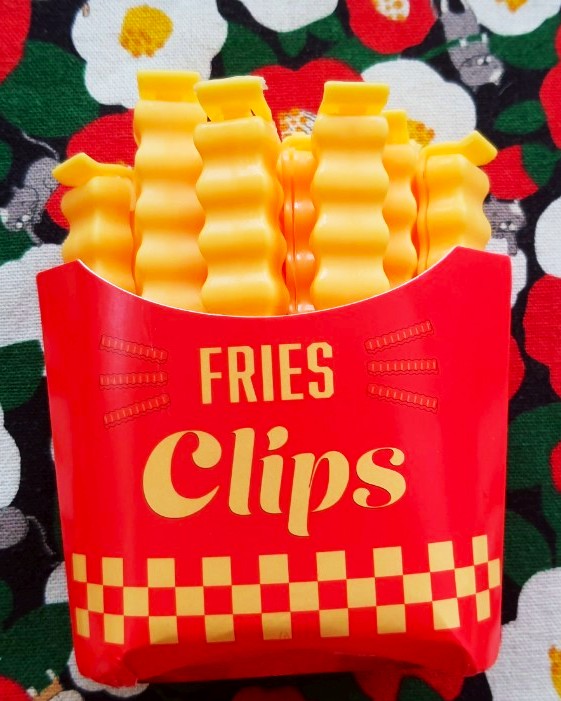 ที่หนีบถุงขนม / อาหาร มันฝรั่ง เฟรนช์ฟรายส์ French fries 1 ชุด มี 12 ชิ้น พร้อมแผ่นแม่เหล็ก สามารถติดตู้เย็นได้ Size ที่หนีบ : 9 cm