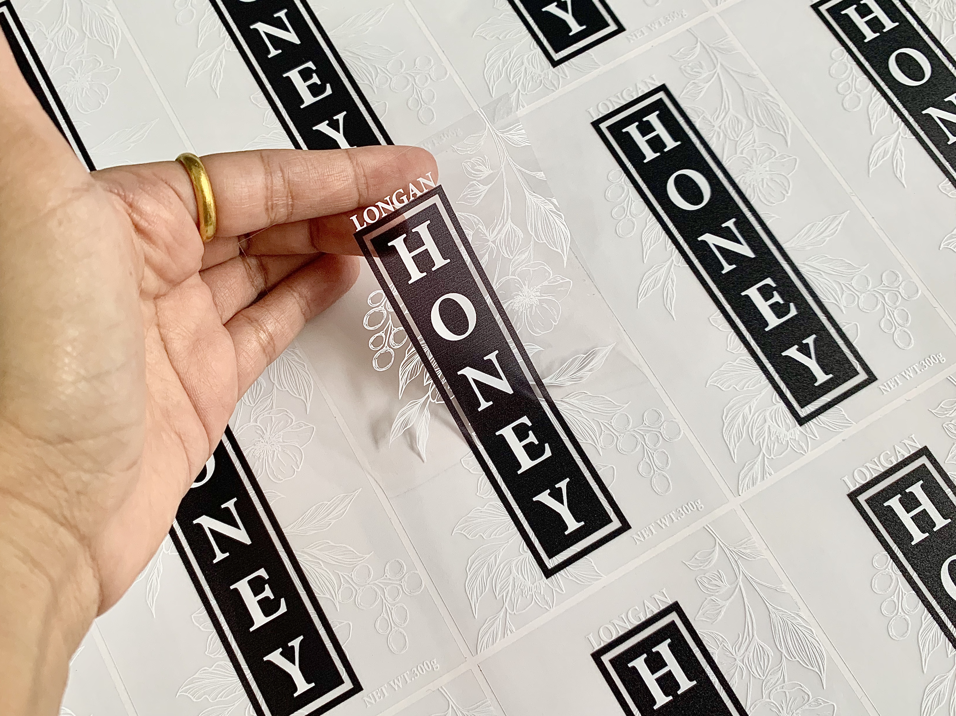 สติ๊กเกอร์ใสรองพื้นหมึกขาว หมึกขาว พิมพ์หมึกขาว